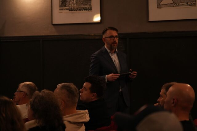 Co to był za wieczór! 

Wczoraj Szczecin stał się kryptowalutowym centrum. Porozmawialiśmy na wiele tematów:

🟠 Tomasz Swaczyna miał prelekcję o DeFi,
🟠 Radosław Nosowski mówił o praktycznym spojrzeniu na tokenizację nieruchomości,
🟠 Sławek Zawadzki opowiedział o kwartecie finansowej wolności.
A na koniec wisienka na torcie, czyli debata, podczas której Sławek, Łukasz i Radek odpowiadali na pytania publiczności. 
To było prawdziwie kinowe doświadczenie!

Frekwencja dopisała, pojawiło się mnóstwo gości, a wśród nich znalazł się nawet… piesek! 🐶

Mimo środka tygodnia energia nie opadała, a sala zapełniona była aż do 23:00!

Dzięki, że byliście z nami i dołożyliście swoją energię do tego eventu. Takich spotkań chcemy więcej.

Do następnego razu! 🚀