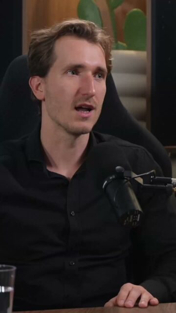 Transparentność blockchaina to super sprawa, ale ma też swoją mroczną stronę 🔍

Coraz częściej wątek krypto pojawia się przy porwaniach dla okupu. Wystarczy spojrzeć na to, co działo się we Francji… Tamtejsi urzędnicy udostępniali przestępcom dane ludzi z dużym majątkiem w kryptowalutach, a ci potem brali ich na celownik.

Zbyt duża jawność danych może po prostu kosztować kogoś zdrowie albo życie.

Więcej o kulisach krypto-przestępczości i o tym, jak dbać o swoje bezpieczeństwo, opowiada Roman Bieda z Recoveries w najnowszym odcinku Kanga Safe.

Rozmowa jest już na kanale. Link do odcinka znajdziesz w bio!
